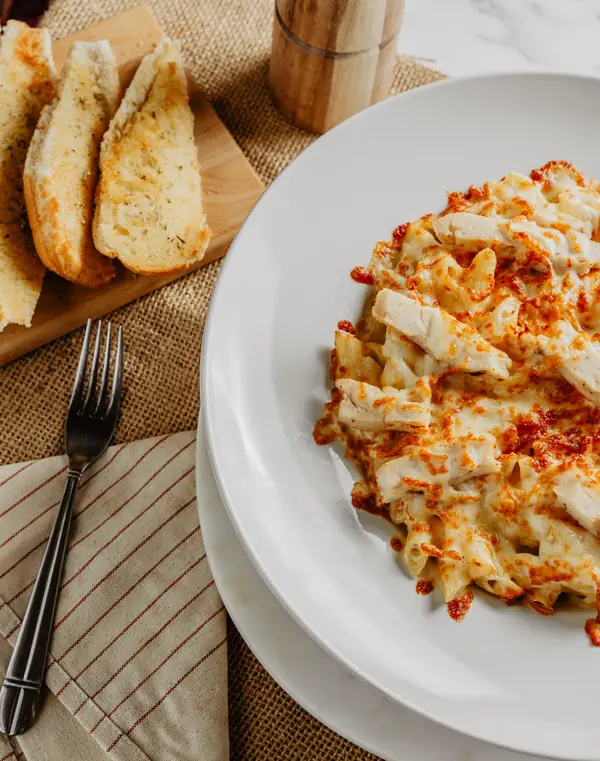 Penne poulet Alfredo avec pain à l’ail