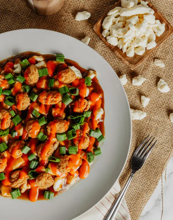 Poutine Poulet Buffalo avec oignons verts