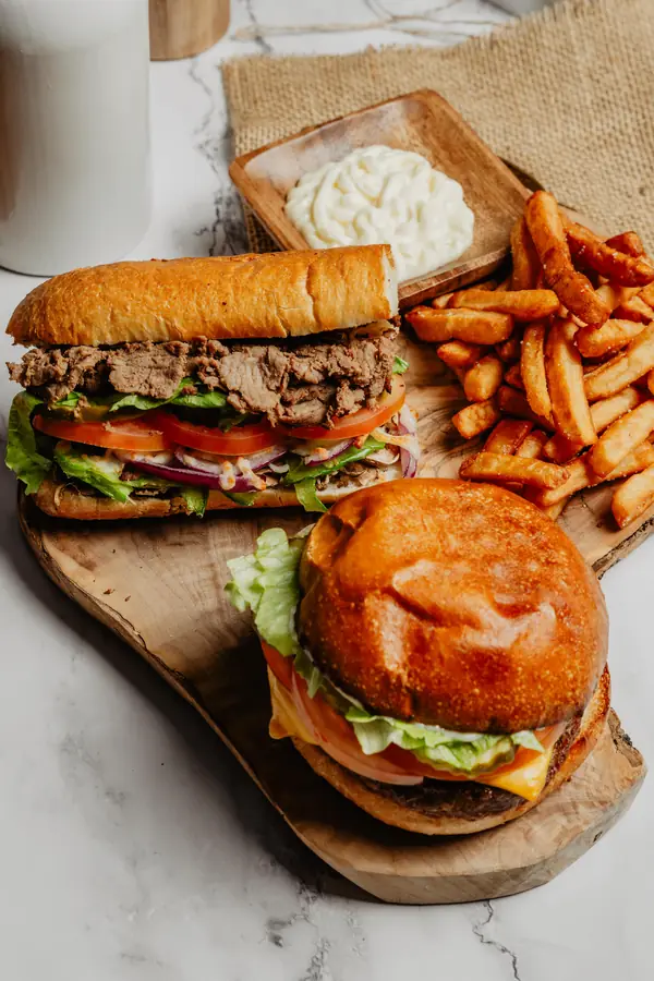 Sous‑marin steak Philly et hamburger au fromage