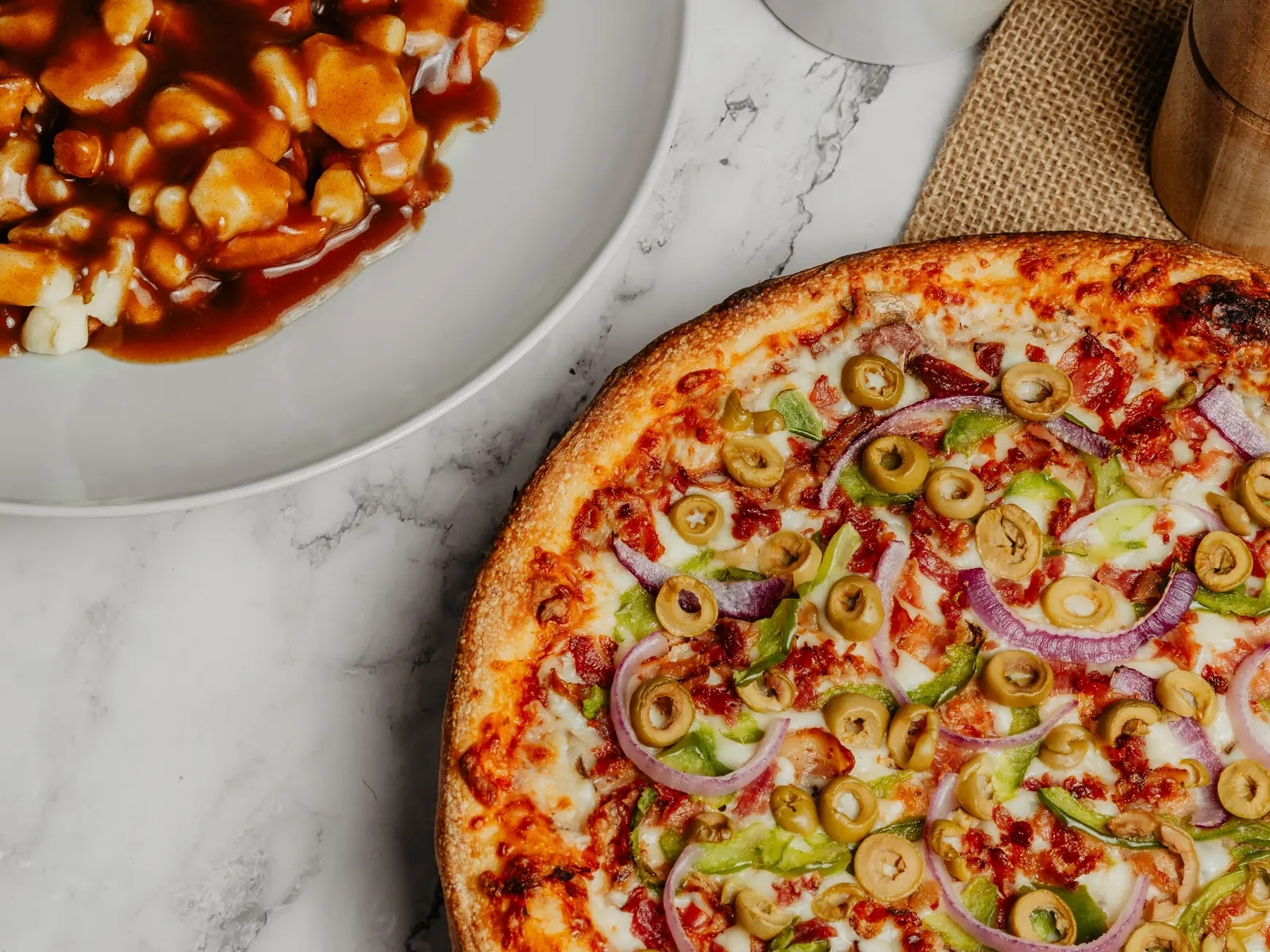 Grande table et ambiance chaleureuse chez Milano Gatineau